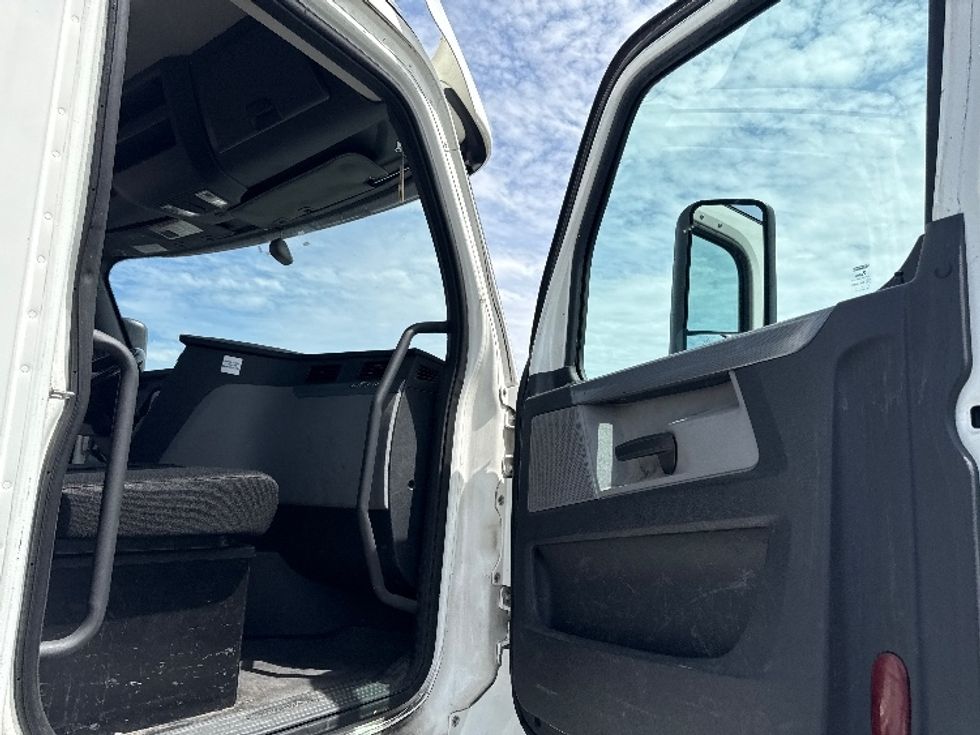 Day Cab Tractor-Heavy Duty Tractors-Freightliner-2020-T12664ST-West Sacramento-CA-676,896\n\t\tmiles-$ 27,750 - Image 12