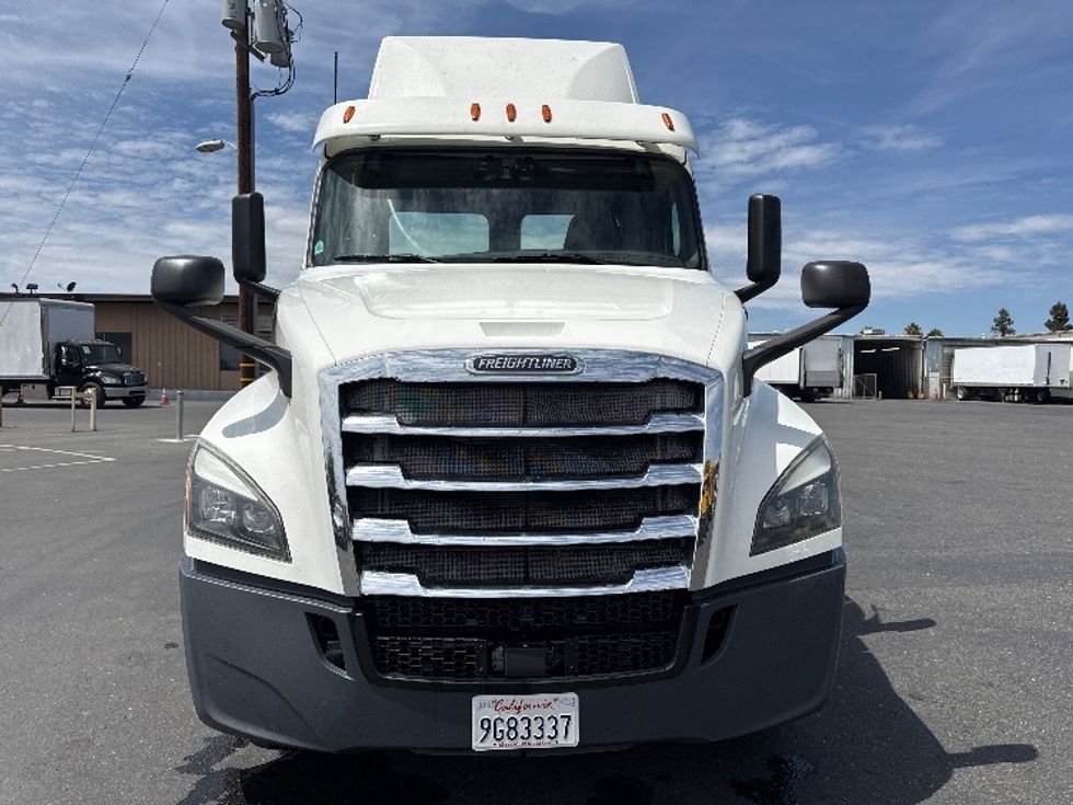 Day Cab Tractor-Heavy Duty Tractors-Freightliner-2020-T12664ST-West Sacramento-CA-676,896\n\t\tmiles-$ 27,750 - Image 2