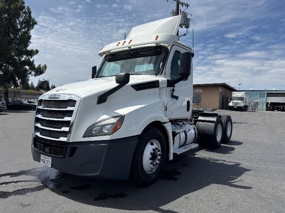 Day Cab Tractor-Heavy Duty Tractors-Freightliner-2020-T12664ST-West Sacramento-CA-676,896\n\t\tmiles-$ 27,750 - Image 3