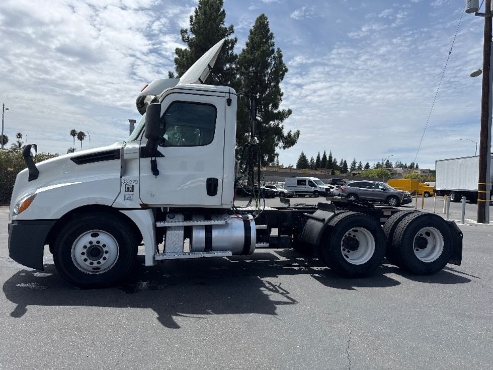 Day Cab Tractor-Heavy Duty Tractors-Freightliner-2020-T12664ST-West Sacramento-CA-676,896\n\t\tmiles-$ 27,750 - Image 4