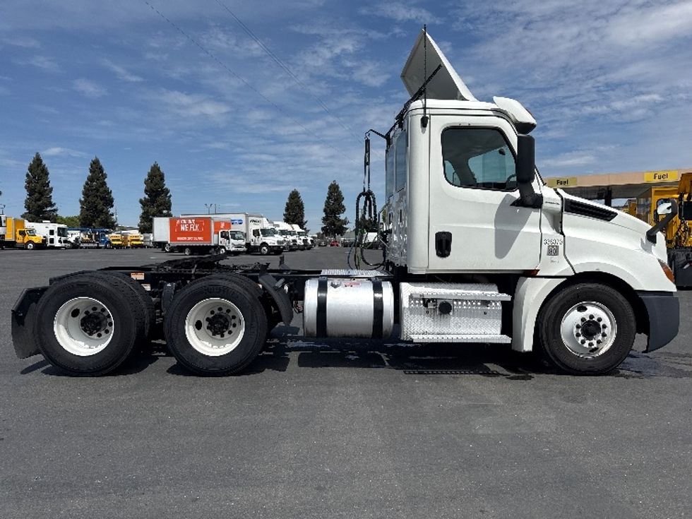 Day Cab Tractor-Heavy Duty Tractors-Freightliner-2020-T12664ST-West Sacramento-CA-676,896\n\t\tmiles-$ 27,750 - Image 8