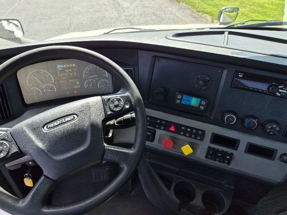 Day Cab Tractor-Heavy Duty Tractors-Freightliner-2020-T12664ST-White Deer-PA-226,015\n\t\tmiles-$ 59,500 - Image 11