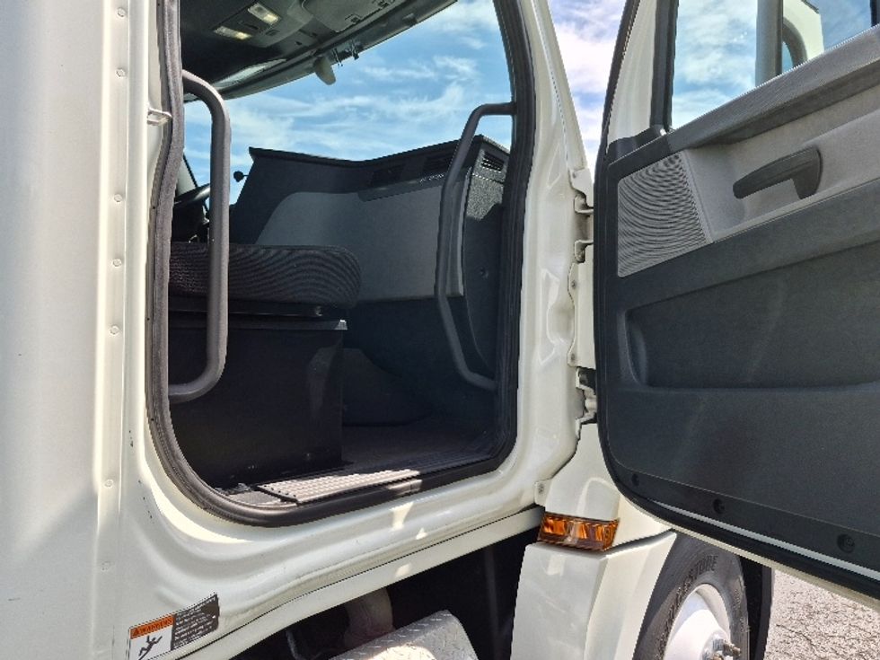 Day Cab Tractor-Heavy Duty Tractors-Freightliner-2020-T12664ST-White Deer-PA-226,015\n\t\tmiles-$ 59,500 - Image 12