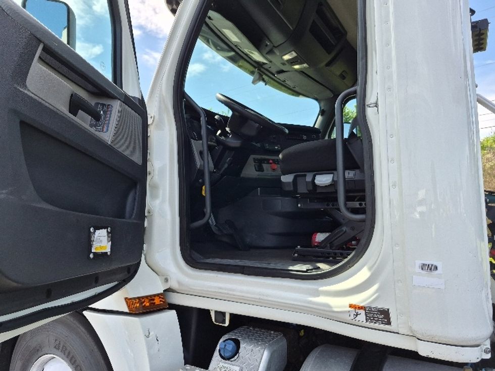 Day Cab Tractor-Heavy Duty Tractors-Freightliner-2020-T12664ST-White Deer-PA-226,015\n\t\tmiles-$ 59,500 - Image 9