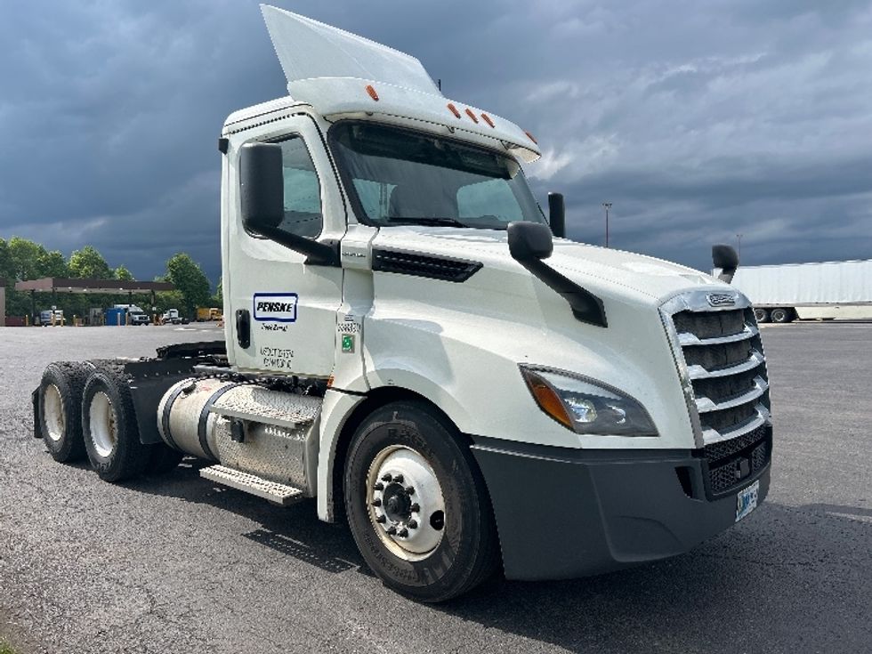 Day Cab Tractor-Heavy Duty Tractors-Freightliner-2020-T12664ST-White Deer-PA-297,600\n\t\tmiles-$ 49,000 - Image 1