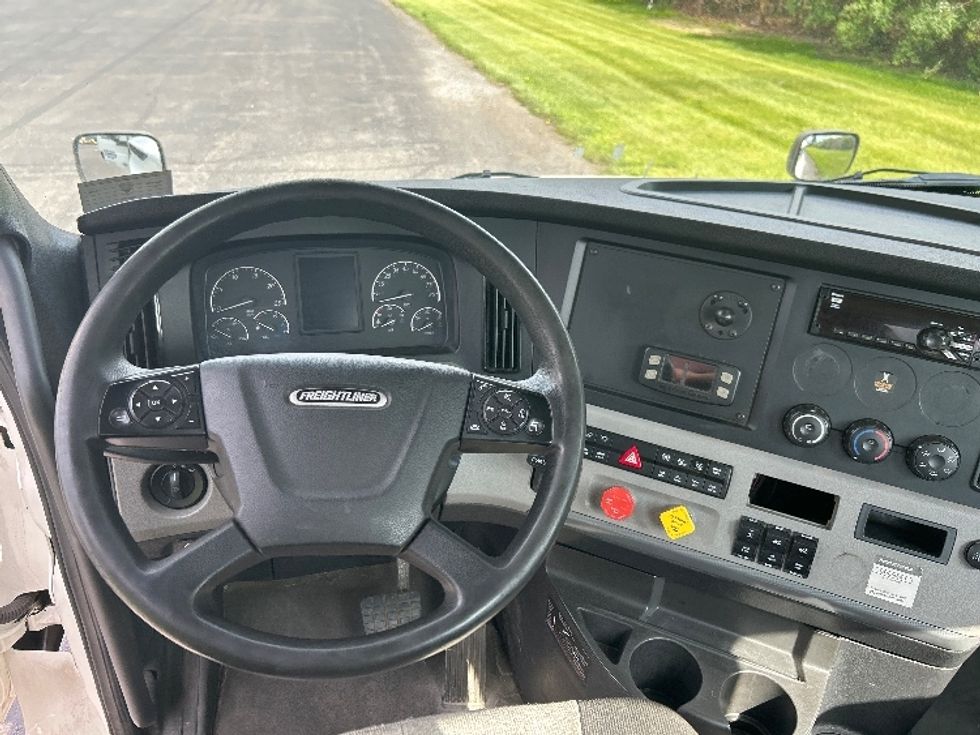 Day Cab Tractor-Heavy Duty Tractors-Freightliner-2020-T12664ST-White Deer-PA-297,600\n\t\tmiles-$ 49,000 - Image 11