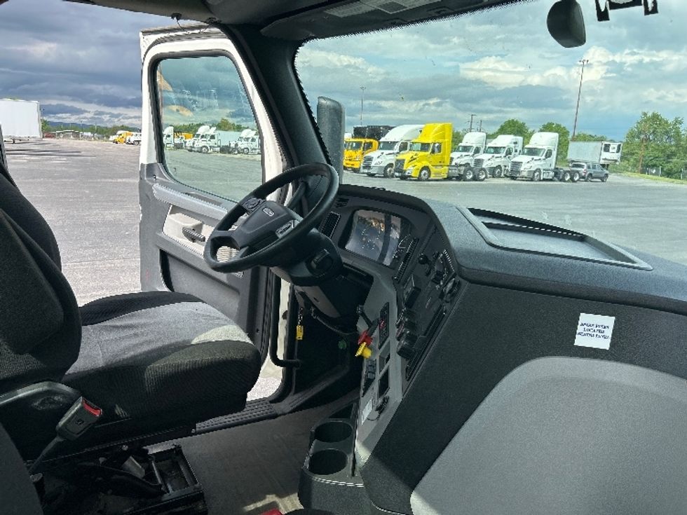 Day Cab Tractor-Heavy Duty Tractors-Freightliner-2020-T12664ST-White Deer-PA-297,600\n\t\tmiles-$ 49,000 - Image 15