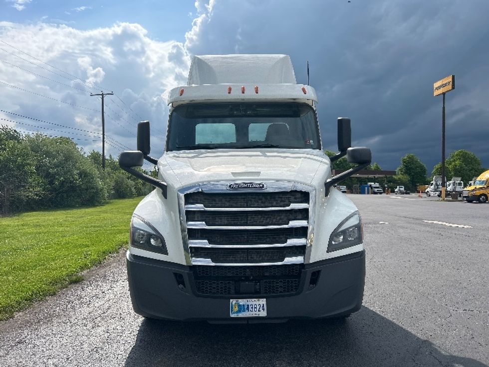 Day Cab Tractor-Heavy Duty Tractors-Freightliner-2020-T12664ST-White Deer-PA-297,600\n\t\tmiles-$ 49,000 - Image 2