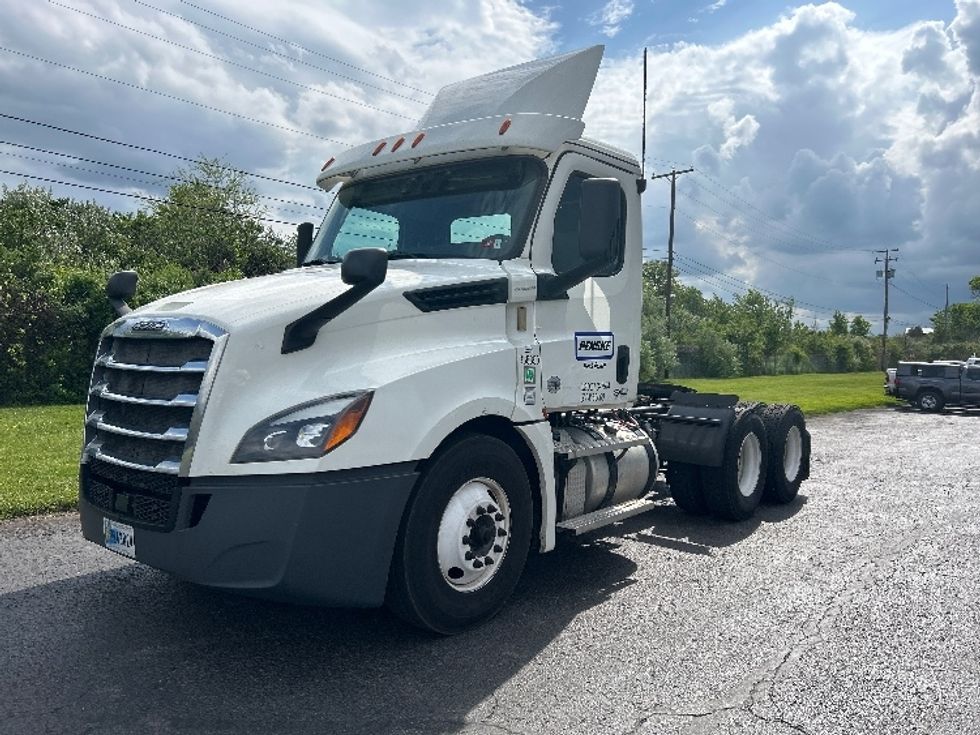 Day Cab Tractor-Heavy Duty Tractors-Freightliner-2020-T12664ST-White Deer-PA-297,600\n\t\tmiles-$ 49,000 - Image 3