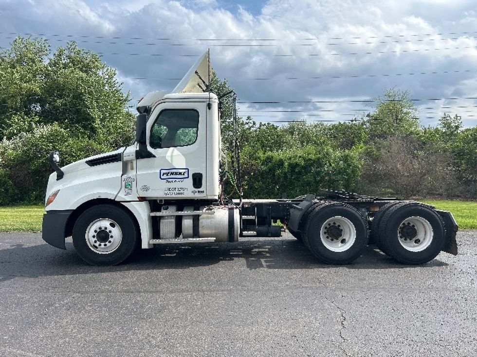 Day Cab Tractor-Heavy Duty Tractors-Freightliner-2020-T12664ST-White Deer-PA-297,600\n\t\tmiles-$ 49,000 - Image 4