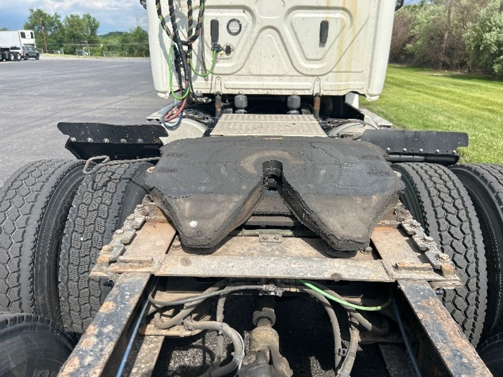 Day Cab Tractor-Heavy Duty Tractors-Freightliner-2020-T12664ST-White Deer-PA-297,600\n\t\tmiles-$ 49,000 - Image 6
