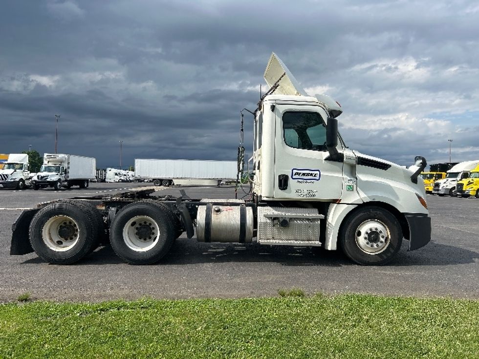 Day Cab Tractor-Heavy Duty Tractors-Freightliner-2020-T12664ST-White Deer-PA-297,600\n\t\tmiles-$ 49,000 - Image 8