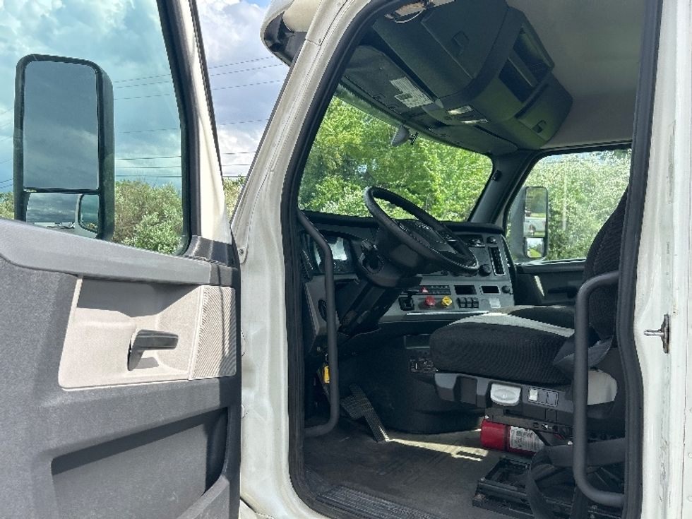 Day Cab Tractor-Heavy Duty Tractors-Freightliner-2020-T12664ST-White Deer-PA-297,600\n\t\tmiles-$ 49,000 - Image 9