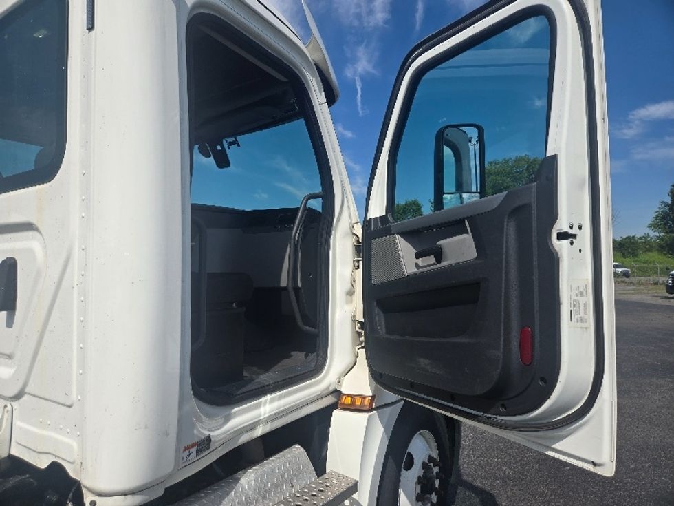 Day Cab Tractor-Heavy Duty Tractors-Freightliner-2020-T12664ST-White Deer-PA-311,243\n\t\tmiles-$ 54,250 - Image 12