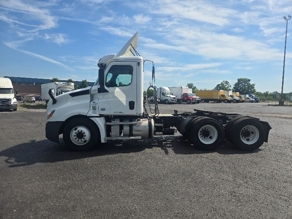 Day Cab Tractor-Heavy Duty Tractors-Freightliner-2020-T12664ST-White Deer-PA-311,243\n\t\tmiles-$ 54,250 - Image 4