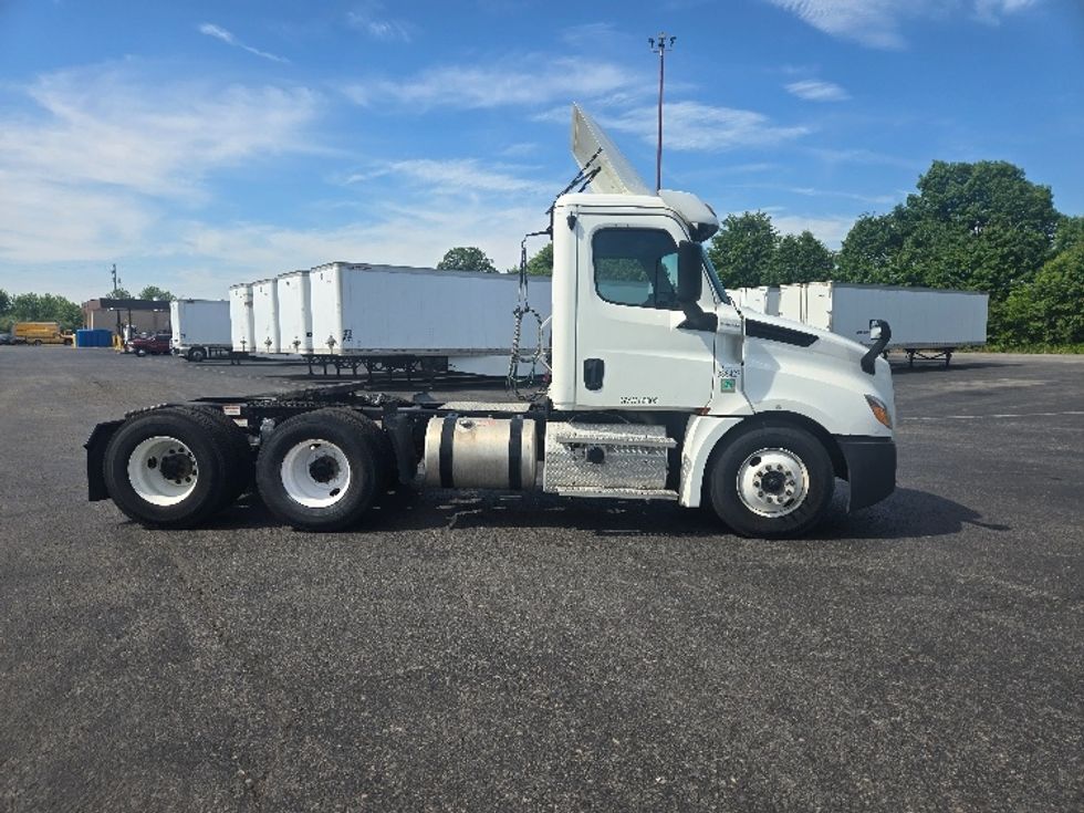 Day Cab Tractor-Heavy Duty Tractors-Freightliner-2020-T12664ST-White Deer-PA-311,243\n\t\tmiles-$ 54,250 - Image 8