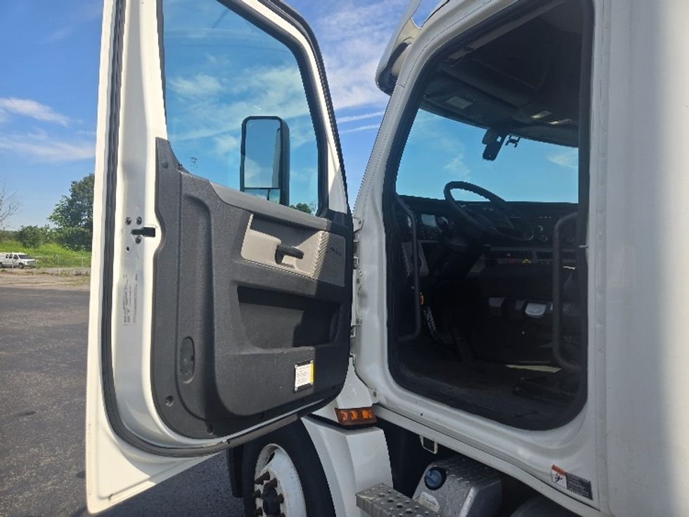 Day Cab Tractor-Heavy Duty Tractors-Freightliner-2020-T12664ST-White Deer-PA-311,243\n\t\tmiles-$ 54,250 - Image 9