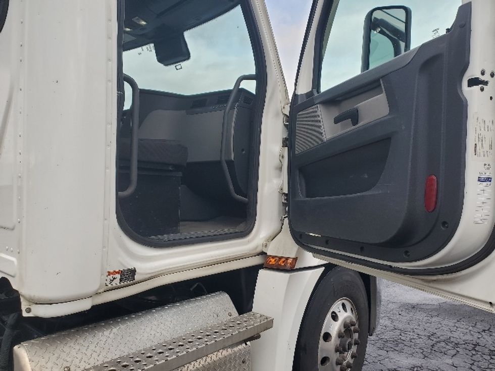 Day Cab Tractor-Heavy Duty Tractors-Freightliner-2020-T12664ST-White Deer-PA-368,913\n\t\tmiles-$ 57,750 - Image 12