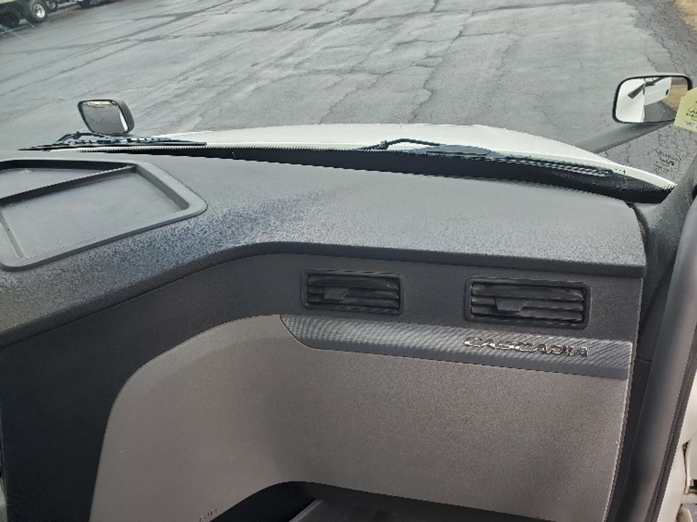 Day Cab Tractor-Heavy Duty Tractors-Freightliner-2020-T12664ST-White Deer-PA-368,913\n\t\tmiles-$ 57,750 - Image 13