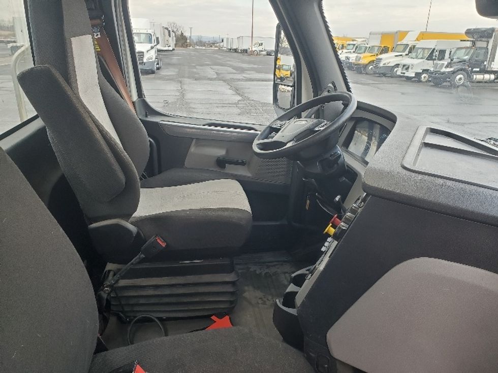 Day Cab Tractor-Heavy Duty Tractors-Freightliner-2020-T12664ST-White Deer-PA-368,913\n\t\tmiles-$ 57,750 - Image 14