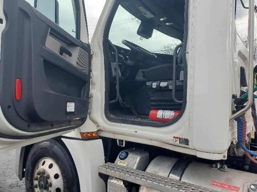 Day Cab Tractor-Heavy Duty Tractors-Freightliner-2020-T12664ST-White Deer-PA-368,913\n\t\tmiles-$ 57,750 - Image 9