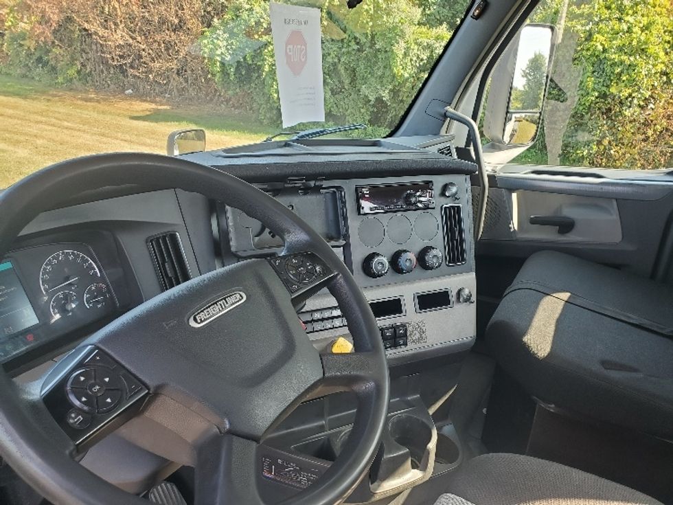 Day Cab Tractor-Heavy Duty Tractors-Freightliner-2020-T12664ST-White Deer-PA-482,576\n\t\tmiles-$ 41,500 - Image 10