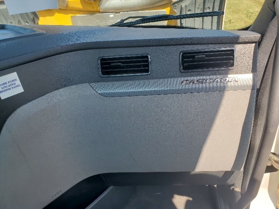 Day Cab Tractor-Heavy Duty Tractors-Freightliner-2020-T12664ST-White Deer-PA-482,576\n\t\tmiles-$ 41,500 - Image 13