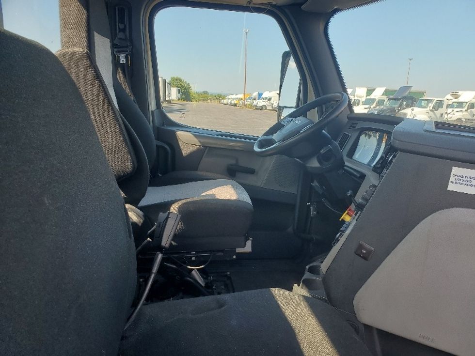 Day Cab Tractor-Heavy Duty Tractors-Freightliner-2020-T12664ST-White Deer-PA-482,576\n\t\tmiles-$ 41,500 - Image 14