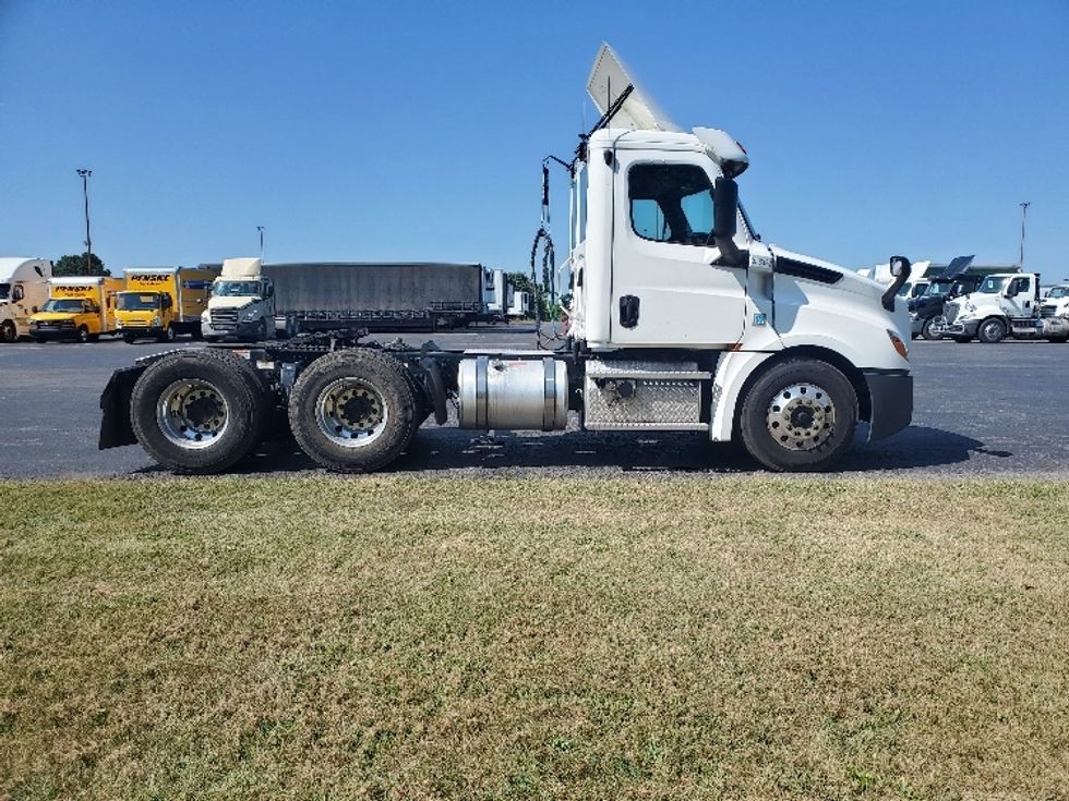 Day Cab Tractor-Heavy Duty Tractors-Freightliner-2020-T12664ST-White Deer-PA-482,576\n\t\tmiles-$ 41,500 - Image 8