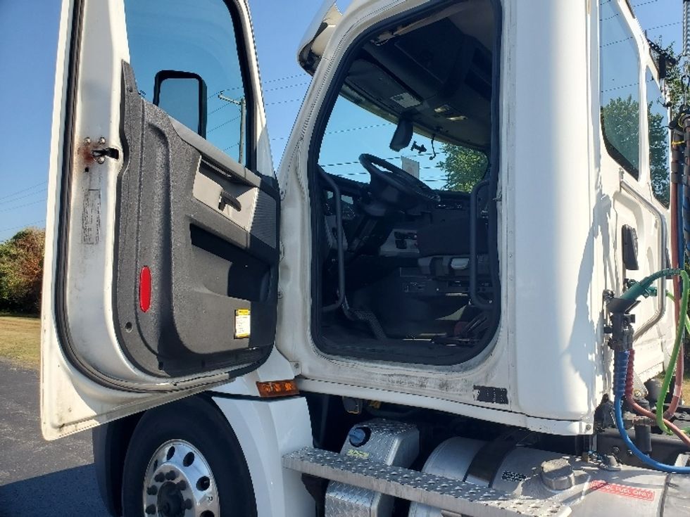 Day Cab Tractor-Heavy Duty Tractors-Freightliner-2020-T12664ST-White Deer-PA-482,576\n\t\tmiles-$ 41,500 - Image 9