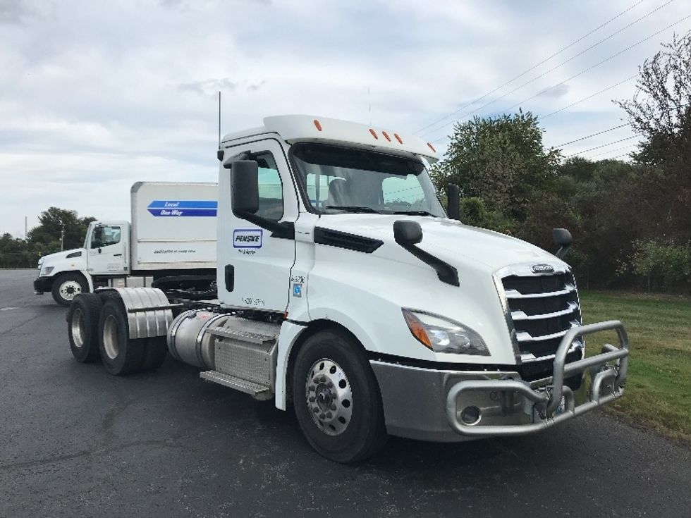 Day Cab Tractor-Heavy Duty Tractors-Freightliner-2020-T12664ST-White Deer-PA-482,801\n\t\tmiles-$ 38,000 - Image 1