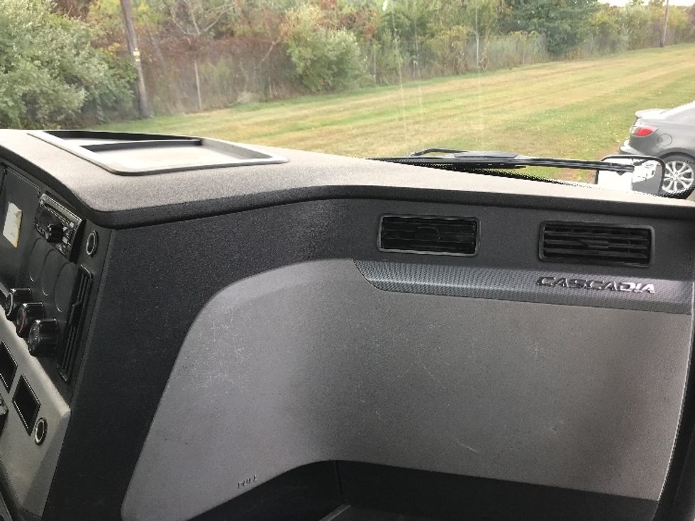 Day Cab Tractor-Heavy Duty Tractors-Freightliner-2020-T12664ST-White Deer-PA-482,801\n\t\tmiles-$ 38,000 - Image 13