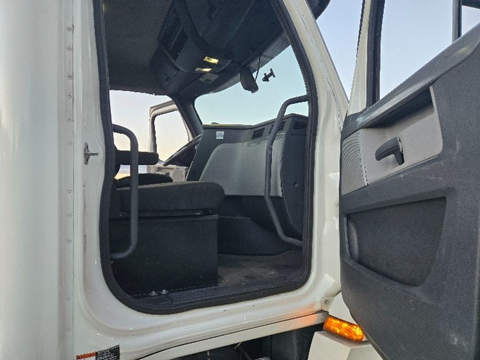 Day Cab Tractor-Heavy Duty Tractors-Freightliner-2020-T12664ST-White Deer-PA-507,538\n\t\tmiles-$ 40,750 - Image 12