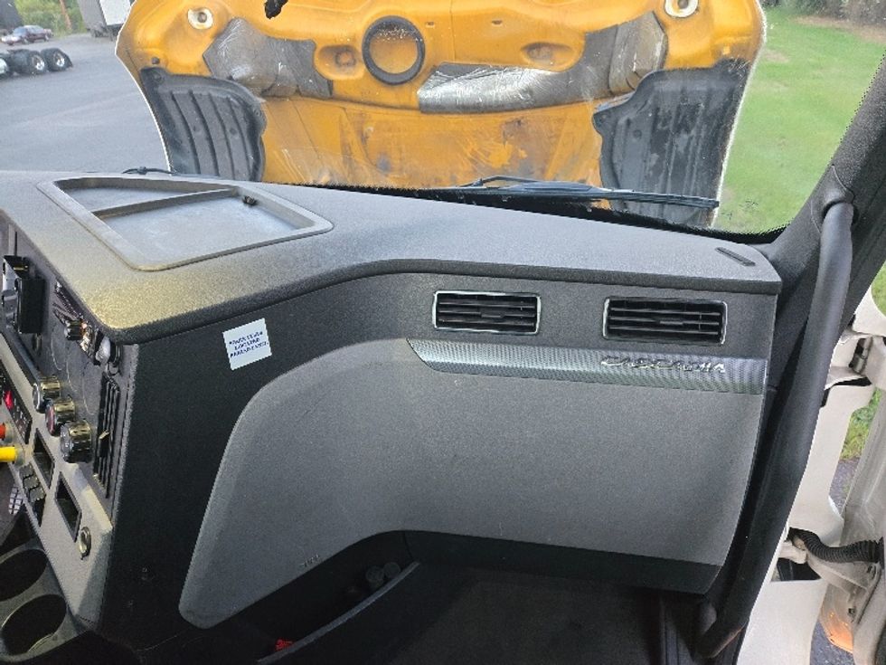 Day Cab Tractor-Heavy Duty Tractors-Freightliner-2020-T12664ST-White Deer-PA-507,538\n\t\tmiles-$ 40,750 - Image 13