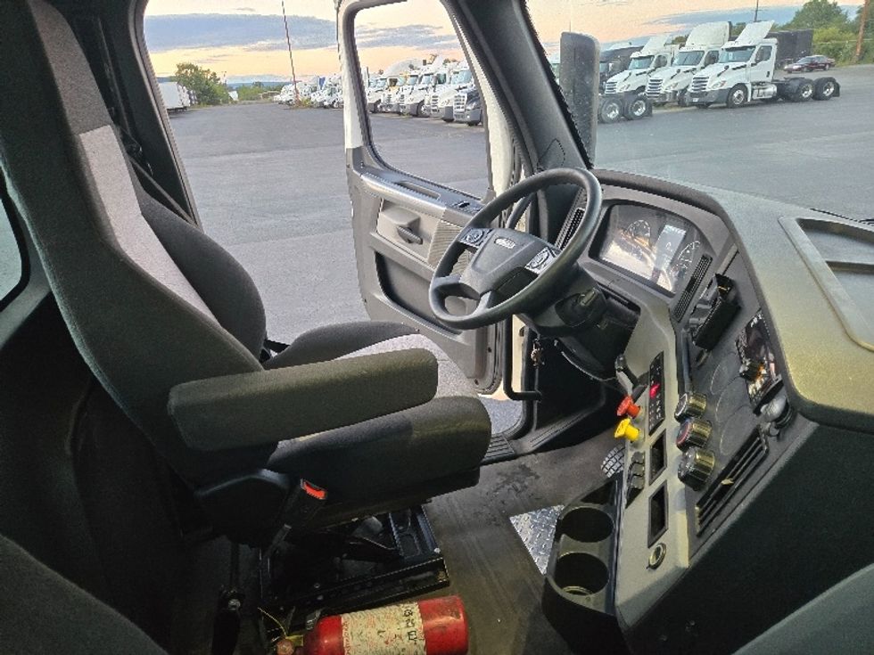 Day Cab Tractor-Heavy Duty Tractors-Freightliner-2020-T12664ST-White Deer-PA-507,538\n\t\tmiles-$ 40,750 - Image 14