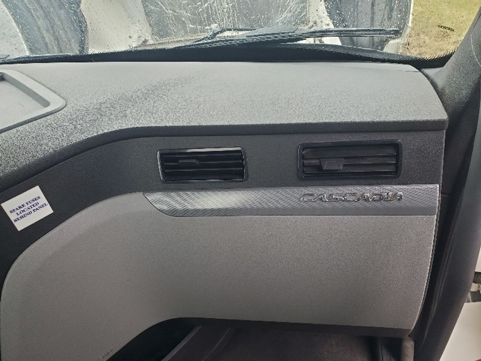 Day Cab Tractor-Heavy Duty Tractors-Freightliner-2020-T12664ST-White Deer-PA-514,727\n\t\tmiles-$ 37,000 - Image 13