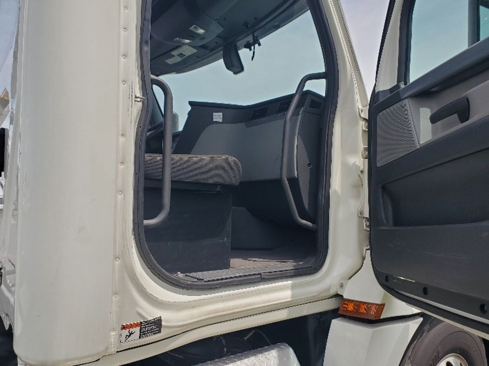 Day Cab Tractor-Heavy Duty Tractors-Freightliner-2020-T12664ST-White Deer-PA-526,466\n\t\tmiles-$ 38,000 - Image 12