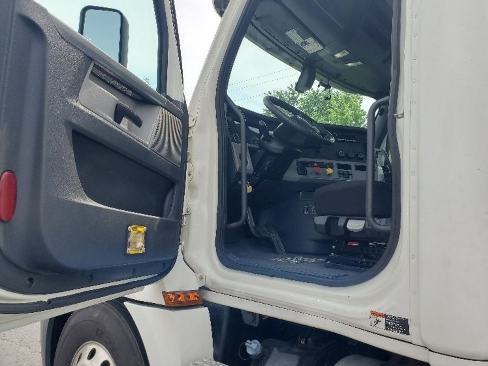 Day Cab Tractor-Heavy Duty Tractors-Freightliner-2020-T12664ST-White Deer-PA-526,466\n\t\tmiles-$ 38,000 - Image 9