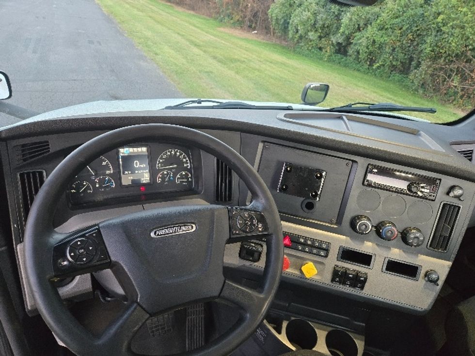 Day Cab Tractor-Heavy Duty Tractors-Freightliner-2020-T12664ST-White Deer-PA-539,135\n\t\tmiles-$ 38,250 - Image 11