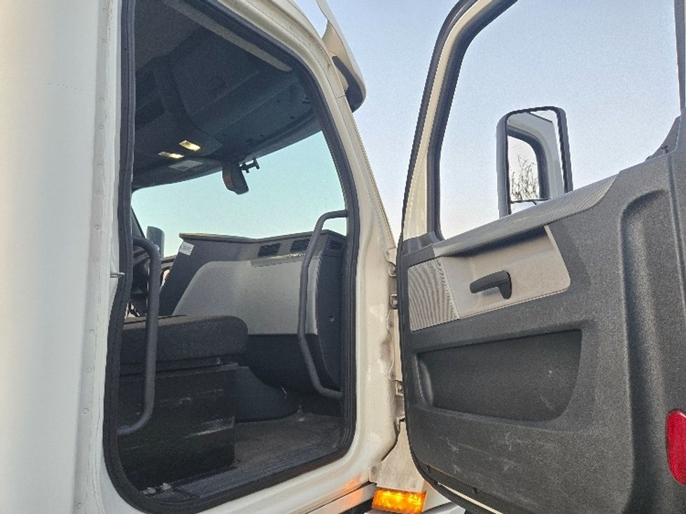 Day Cab Tractor-Heavy Duty Tractors-Freightliner-2020-T12664ST-White Deer-PA-539,135\n\t\tmiles-$ 38,250 - Image 12