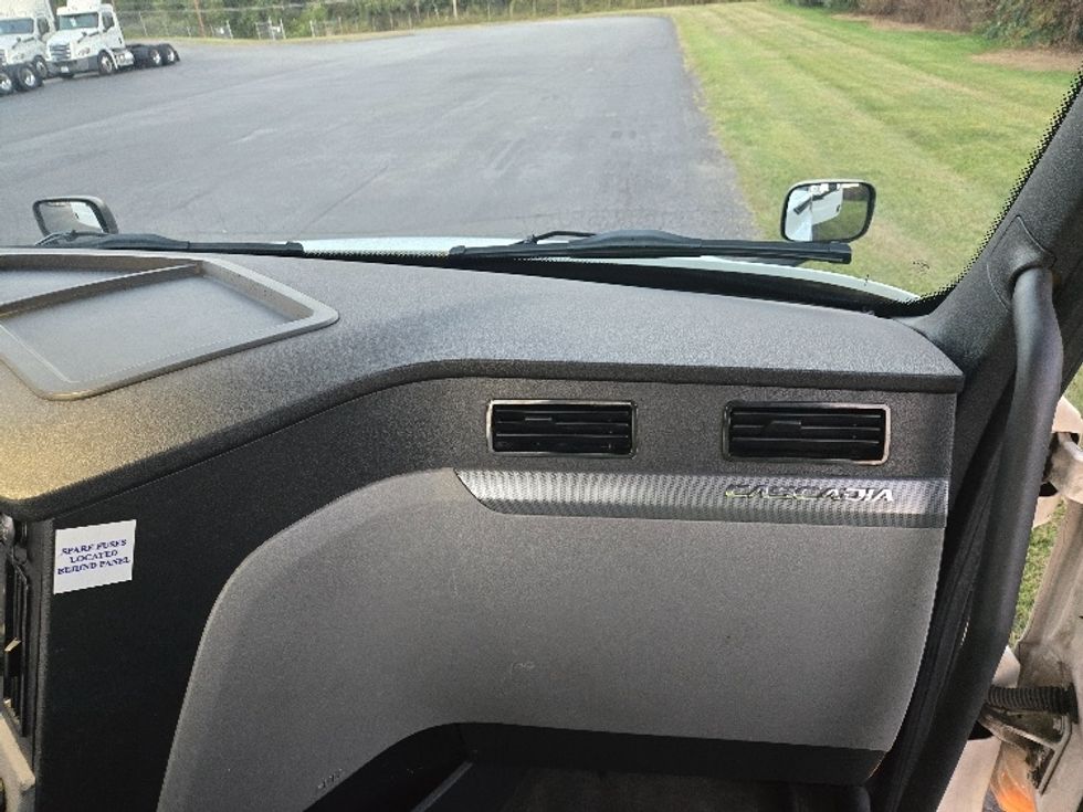 Day Cab Tractor-Heavy Duty Tractors-Freightliner-2020-T12664ST-White Deer-PA-539,135\n\t\tmiles-$ 38,250 - Image 13