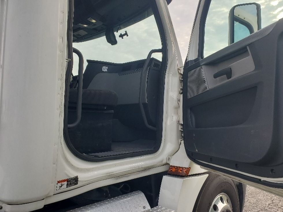 Day Cab Tractor-Heavy Duty Tractors-Freightliner-2020-T12664ST-White Deer-PA-606,174\n\t\tmiles-$ 35,500 - Image 12