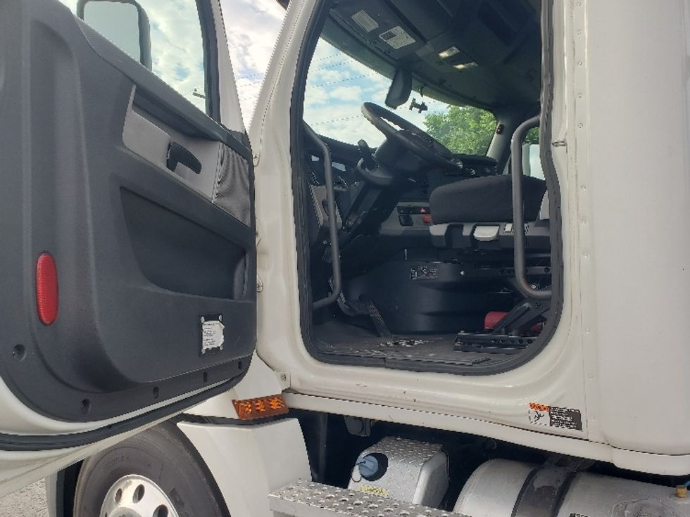 Day Cab Tractor-Heavy Duty Tractors-Freightliner-2020-T12664ST-White Deer-PA-606,174\n\t\tmiles-$ 35,500 - Image 9