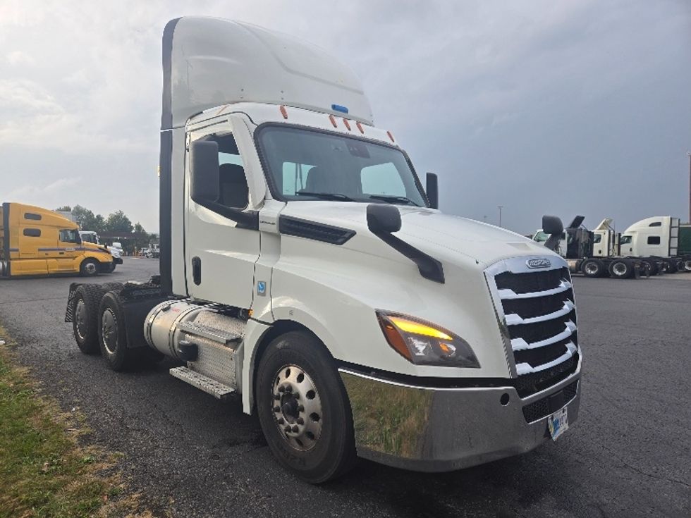 Day Cab Tractor-Heavy Duty Tractors-Freightliner-2020-T12664ST-White Deer-PA-615,959\n\t\tmiles-$ 32,000 - Image 1