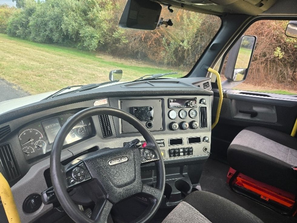 Day Cab Tractor-Heavy Duty Tractors-Freightliner-2020-T12664ST-White Deer-PA-615,959\n\t\tmiles-$ 32,000 - Image 10