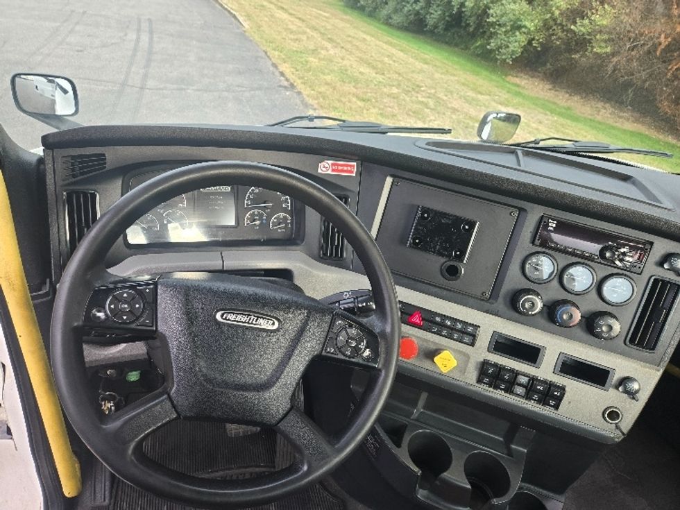 Day Cab Tractor-Heavy Duty Tractors-Freightliner-2020-T12664ST-White Deer-PA-615,959\n\t\tmiles-$ 32,000 - Image 11