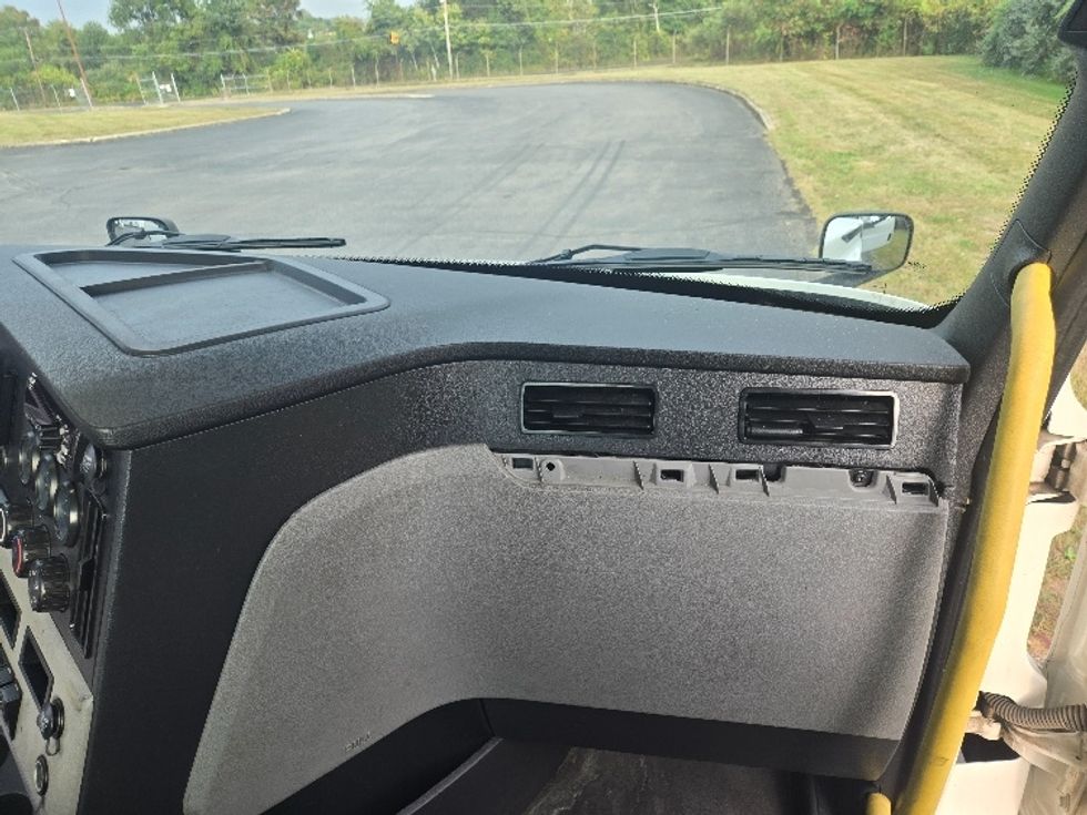 Day Cab Tractor-Heavy Duty Tractors-Freightliner-2020-T12664ST-White Deer-PA-615,959\n\t\tmiles-$ 32,000 - Image 13