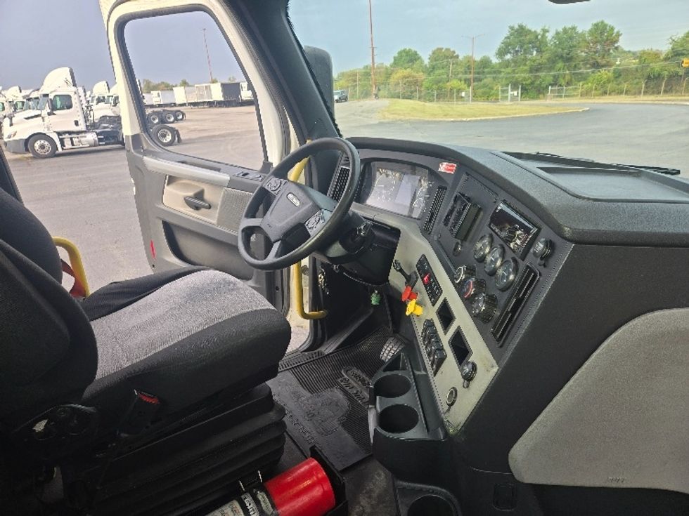 Day Cab Tractor-Heavy Duty Tractors-Freightliner-2020-T12664ST-White Deer-PA-615,959\n\t\tmiles-$ 32,000 - Image 14