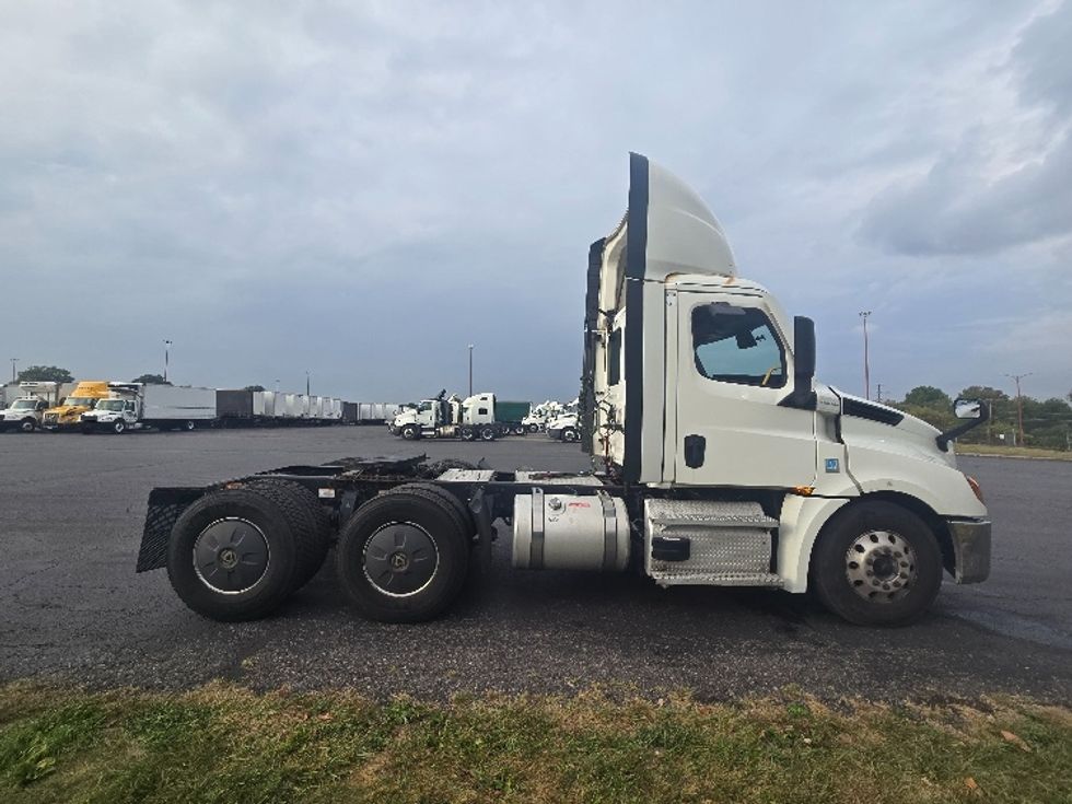 Day Cab Tractor-Heavy Duty Tractors-Freightliner-2020-T12664ST-White Deer-PA-615,959\n\t\tmiles-$ 32,000 - Image 8