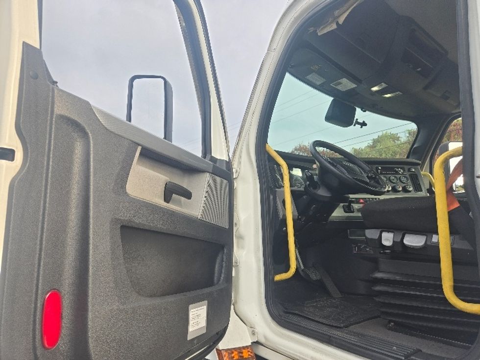 Day Cab Tractor-Heavy Duty Tractors-Freightliner-2020-T12664ST-White Deer-PA-615,959\n\t\tmiles-$ 32,000 - Image 9